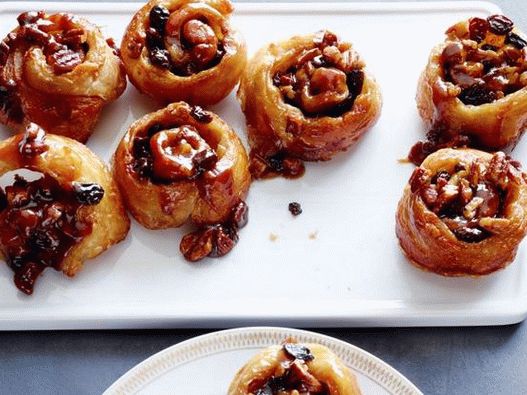 Photo Simple sticky puff pastry rolls