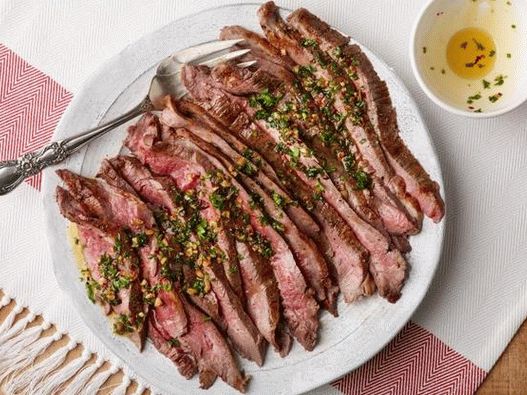 Photo Simple flank steak in the oven with butter and greens