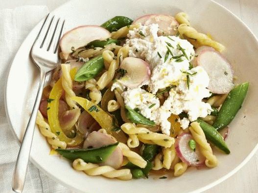 Photo A simple garden side dish of pasta with lemon ricotta