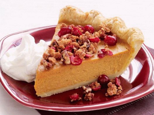 Photo Simple pumpkin pie with cranberry shtreizelom
