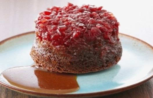 Photo Gingerbread muffins with cranberry topping and caramel sauce with brown butter