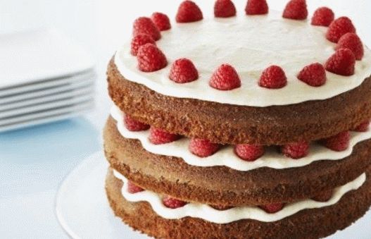 Photo Gingerbread cake with lemon butter cream and raspberries