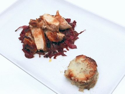 Photo Spicy chicken breasts with potato gratin and red cabbage