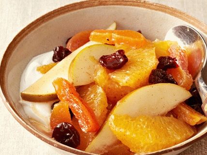 Photo Spicy fruit salad of oranges and pears