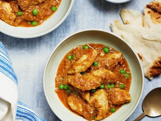 Photo Spicy curry with peas and chicken