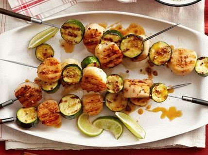 Photo Spicy scallop kebab and zucchini