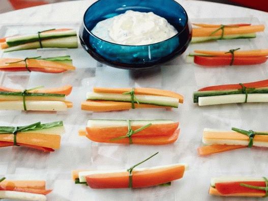 Photo Bunches of vegetables with a dip of tarragon and lemon