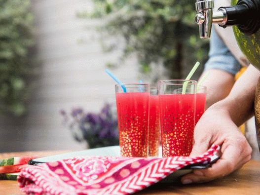 Photo Punch in a barrel of watermelon