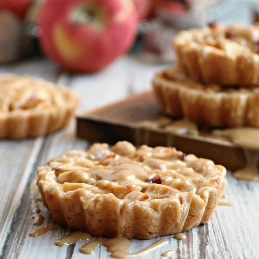 Photo Crumbly shortcakes with nuts and orange filling
