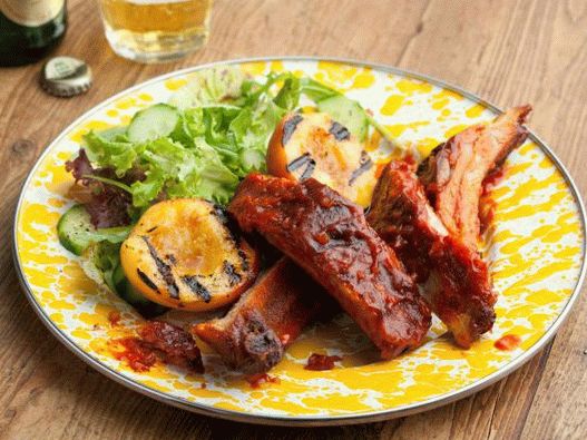 Photo Ribs with peach barbecue sauce
