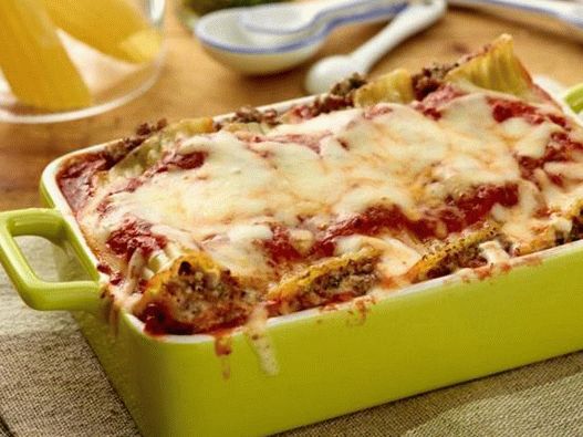 Manicotti pasta with beef and cheese