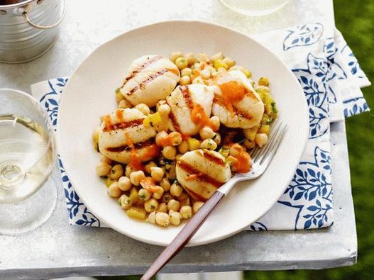Photo - Grilled scallops with cumin and chickpea salad