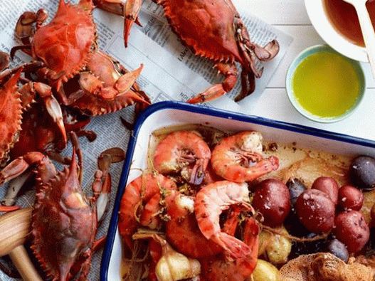 Photo - Boiled crabs and shrimps with potatoes in spices