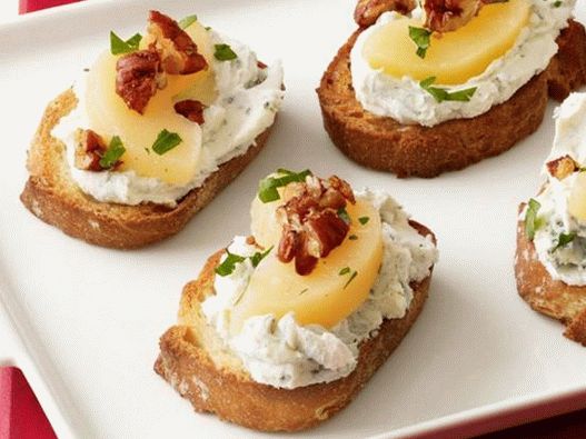 Toast with pear and blue cheese