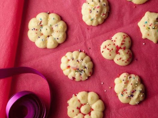 Butter cookies (sprinkled from a syringe press)