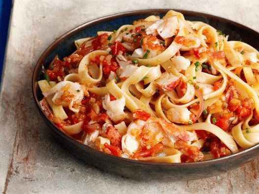 Fettuccine pasta with lobsters, tomatoes and saffron