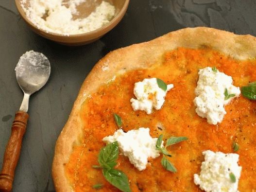 Pizza with ricotta and tomatoes