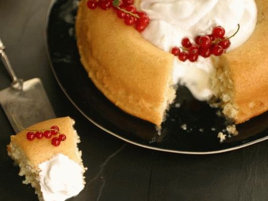Savaren in vanilla-cognac syrup