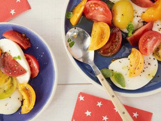 Photo - Salad of tomatoes, mozzarella and basil (Caprese)