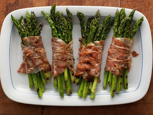 Dish Photography - Asparagus in Bacon