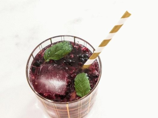 Photo - Cocktail with blackberry and black pepper