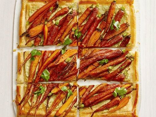 Tart with carrots and tahini sauce and cashew