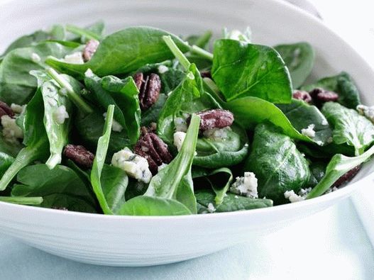 Spinach salad with fried pecans and gorgonzola