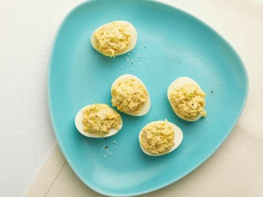 Devil's eggs with crab meat