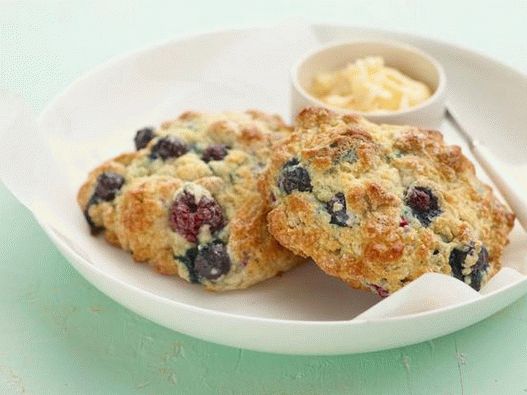 Berry scones with orange-honey oil