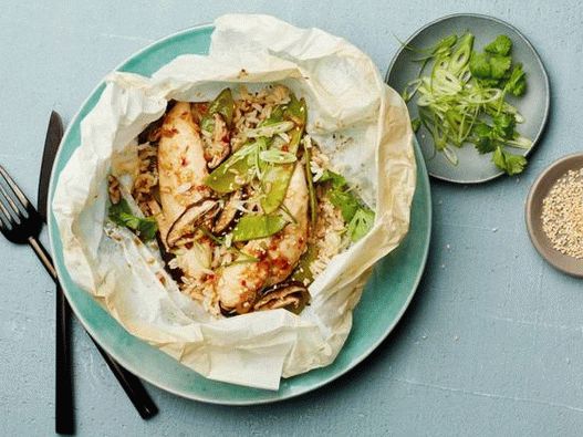 Chicken fillet with ginger and green onions in parchment