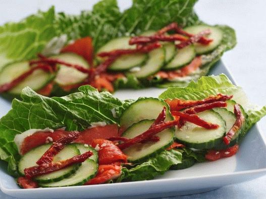 Smoked salmon on lettuce