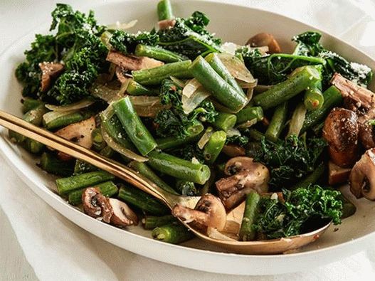 Spicy green beans with parmesan and kale