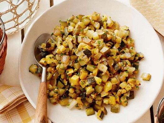 Zucchini fried with hot pepper and herbs