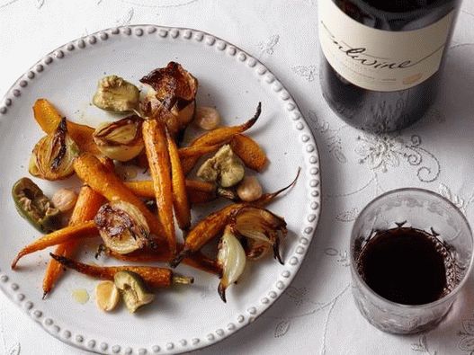 Baked carrots and shallots with olives and almonds