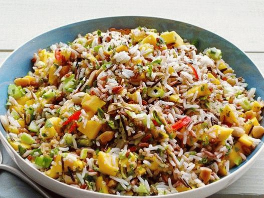 Rice salad with cucumbers and mangoes