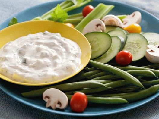 Yogurt sauce with dill and cucumber