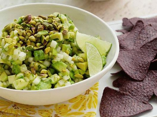 Guacamole with pears and pistachios