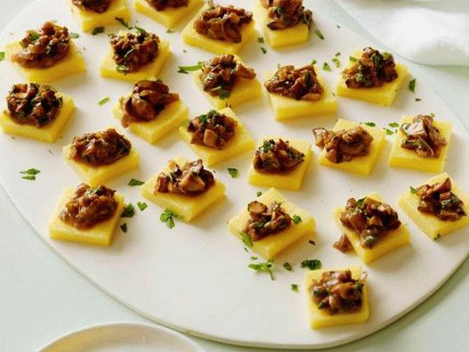 Mushroom stew on squares from polenta