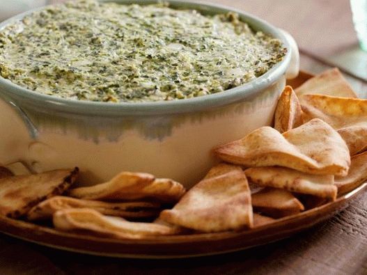 Warm dip sauce with spinach and artichokes