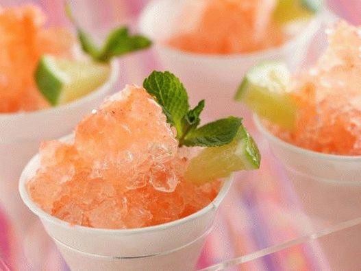 Photo - Fruit ice with mango and strawberries in a glass