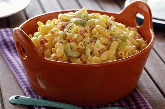 Salad with pasta, eggs and ham