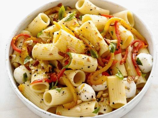 Salad of pasta with baked pepper