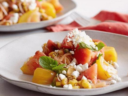 Salad with grilled corn, tomatoes and vinaigrette dressing