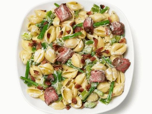 Meat salad with pasta, bell pepper and green beans