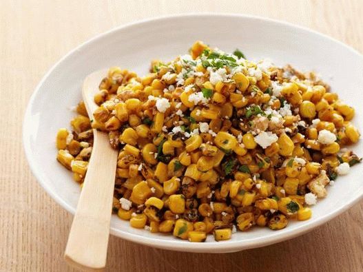 Grilled corn salad with lime, chili pepper and kotiha cheese