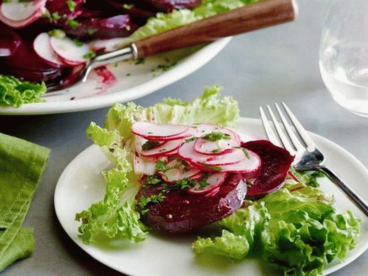 Boiled beet salad with radish