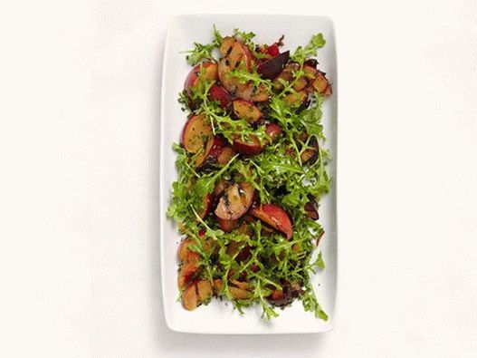Arugula with fried plums