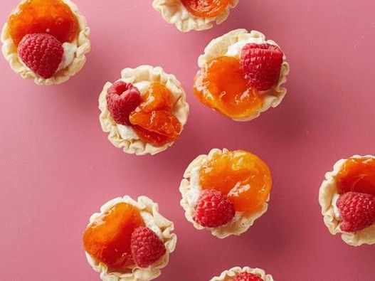 Tartlets with apricots and raspberries