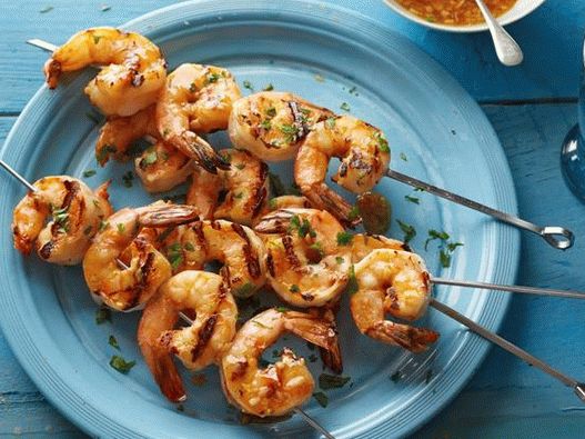 Grilled prawns with spicy cocktail sauce