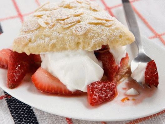 Low-calorie strawberry shortcake